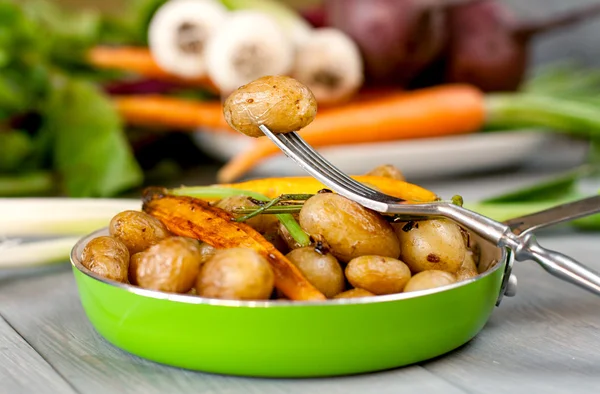 Patate nuove in una pentola — Foto Stock