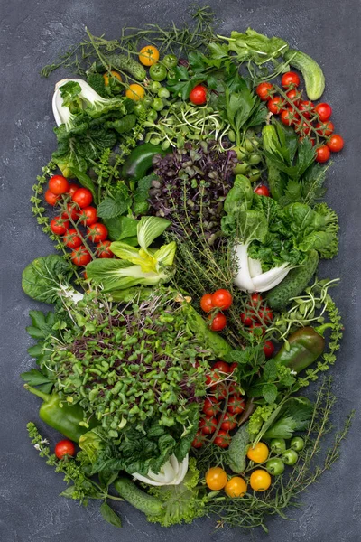 Grupo Com Vegetais Verdes Saudáveis Fundo Cinzento — Fotografia de Stock