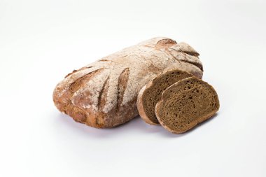 Beyaz arka planda dilimleri olan koyu çavdar ekmeği.