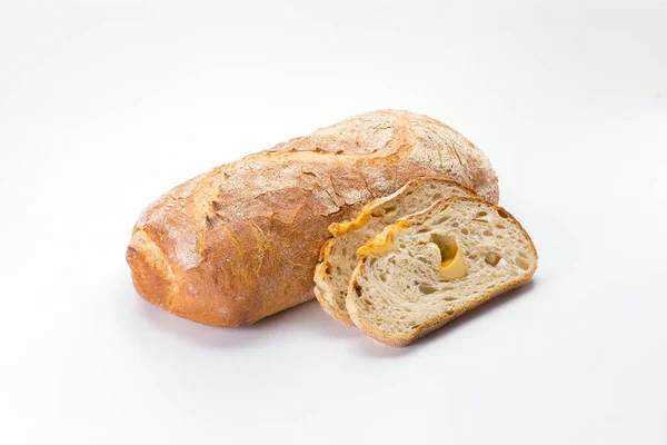 Pão Trigo Branco Artesanal Com Queijo Com Fatias Fundo Branco — Fotografia de Stock