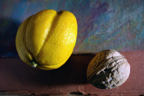 Lemon and nut. — Stock Photo, Image