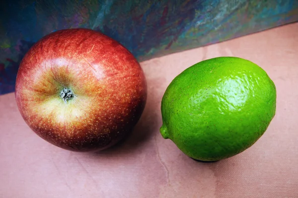 Red apple and green lemon. — Stock Photo, Image