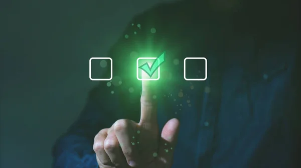 Kontrol listesi konsepti, İşadamı işaretleri kırmızı işaretli işaretle işaretliyor, İşadamı eli işaretleri kırmızı işaretli işaretliyor. kopyalama alanı. mavi arkaplan