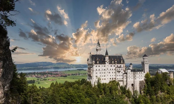 Fussen, Bavyera, Almanya yakınlarındaki Neuschwanstein Kalesi 'nin hava manzarası. Günbatımında Neuschwanstein Şatosu, Almanya. Neuschwanstein kalesi en popüler saraylardan biridir.
