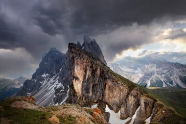 İtalya 'da fırtınalı bulutlar ve renkli bir gün batımı