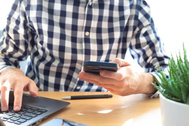 Akıllı telefonlu erkeklerin yakın plan fotoğrafları.