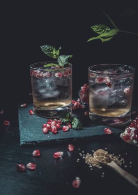 Nane ve nane aromalı siyah bir arka planda iki karamsar içecek.