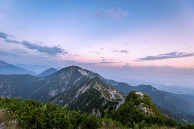 Alplerde renkli bir günbatımı. Bavyera Almanya 'sındaki Herzogstand' ın zirvesinden görüntü