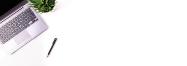 Akıllı telefon, dizüstü bilgisayar, bardak ve kahve fincanı, çalışma alanı tasarımı, üst görünüm, düz görünüm, kopyalama alanı ile biçimlendirilmiş temiz mermer ofis çalışma masası.