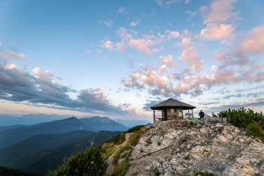 Alplerde renkli bir günbatımı. Bavyera Almanya 'sındaki Herzogstand' ın zirvesinden görüntü