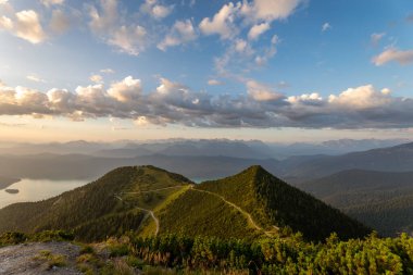 Alplerde renkli bir günbatımı. Bavyera Almanya 'sındaki Herzogstand' ın zirvesinden görüntü