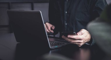 Samrtphone ve not defteri olan bir iş adamıyla kasvetli bir ofis.