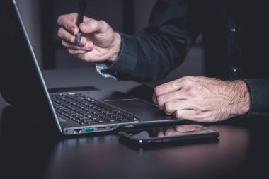 Samrtphone ve not defteri olan bir iş adamıyla kasvetli bir ofis.