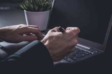 Samrtphone ve not defteri olan bir iş adamıyla kasvetli bir ofis.