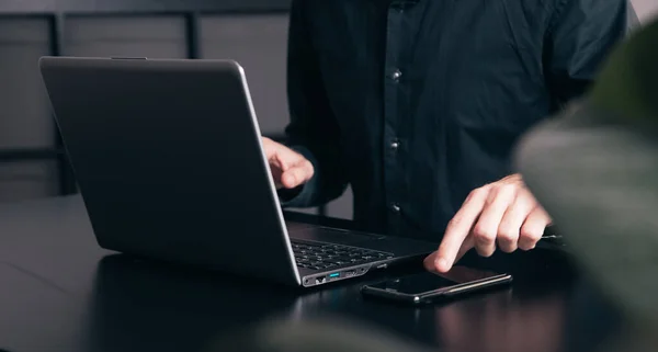 Samrtphone ve not defteri olan bir iş adamıyla kasvetli bir ofis.