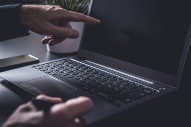 Samrtphone ve not defteri olan bir iş adamıyla kasvetli bir ofis.