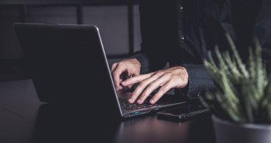 Samrtphone ve not defteri olan bir iş adamıyla kasvetli bir ofis.