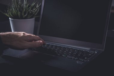 Samrtphone ve not defteri olan bir iş adamıyla kasvetli bir ofis.