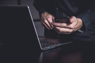 Samrtphone ve not defteri olan bir iş adamıyla kasvetli bir ofis.
