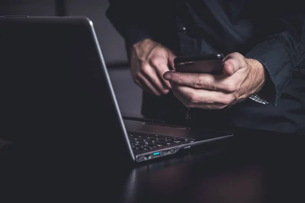Samrtphone ve not defteri olan bir iş adamıyla kasvetli bir ofis.
