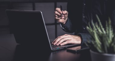 Samrtphone ve not defteri olan bir iş adamıyla kasvetli bir ofis.