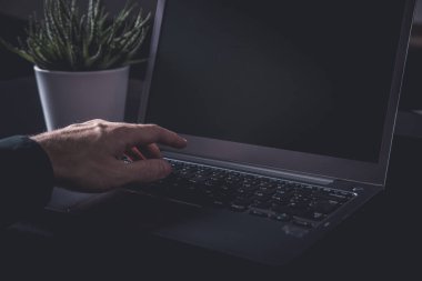 Samrtphone ve not defteri olan bir iş adamıyla kasvetli bir ofis.