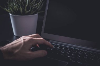 Samrtphone ve not defteri olan bir iş adamıyla kasvetli bir ofis.