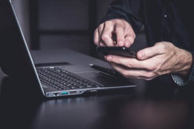 Samrtphone ve not defteri olan bir iş adamıyla kasvetli bir ofis.