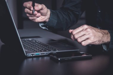 Samrtphone ve not defteri olan bir iş adamıyla kasvetli bir ofis.