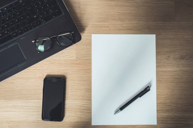 Bir iş adamıyla karanlık bir ofiste müşteri memnuniyeti