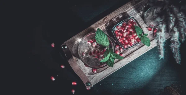 赤い冷たいウォッカとザクロ ジュース アイス キューブ ローズマリー バーのカウンターの背景 ツール 青黒バーとカクテルをコピー領域の選択と集中 — ストック写真
