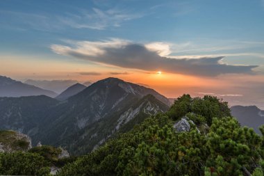 Alplerde renkli bir günbatımı. Bavyera Almanya 'sındaki Herzogstand' ın zirvesinden görüntü