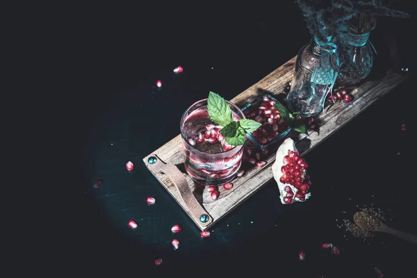 Roter Cocktail Mit Kaltem Wodka Und Granatapfelsaft Eiswürfeln Und Rosmarin — Stockfoto