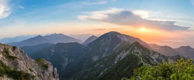 Alplerde renkli bir günbatımı. Bavyera Almanya 'sındaki Herzogstand' ın zirvesinden görüntü