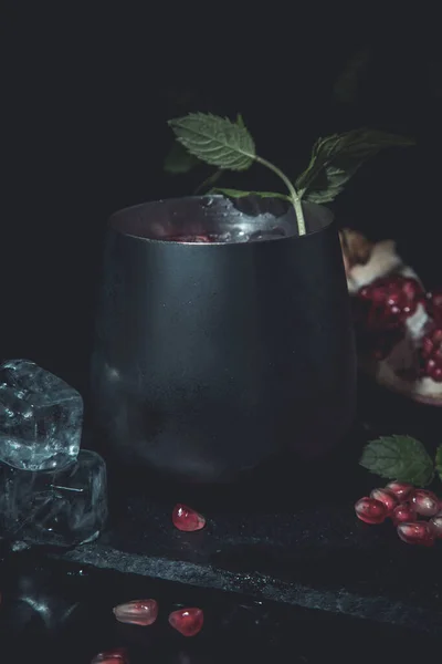 两种色彩艳丽的夏季饮料 配上石榴和薄荷 放在一张黑色桌子上 — 图库照片