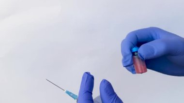 İnsan ya da evcil hayvan aşısı. Koruyucu eldivenli doktor şırıngaya aşı yazıyor. Yakın plan. Virolog bilim adamı. Önleme ve tedavi gribi, virüs salgını, koronavirüs. Boşluğu kopyala.