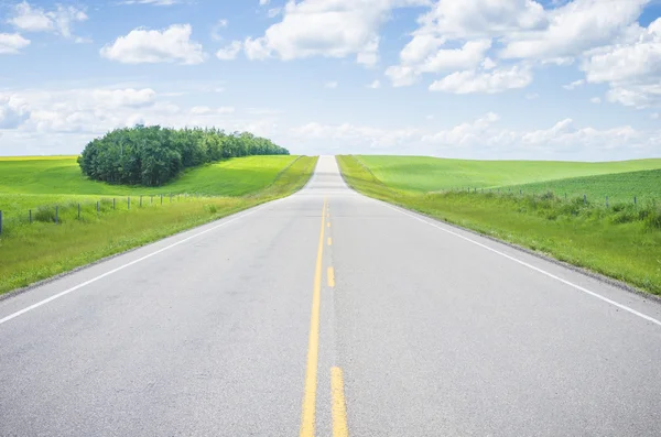 Highway through the countryside — Stock Photo, Image