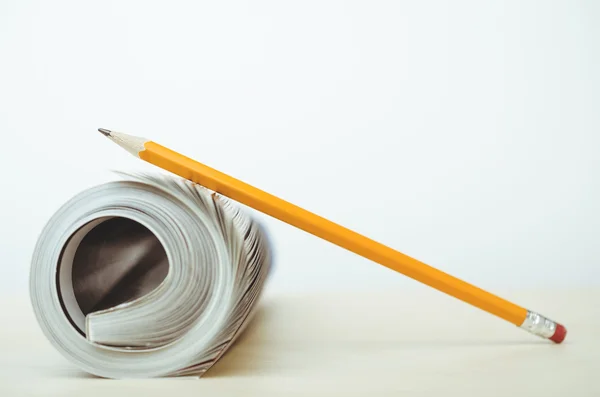 鉛筆と重ねマガジン ロイヤリティフリーのストック画像