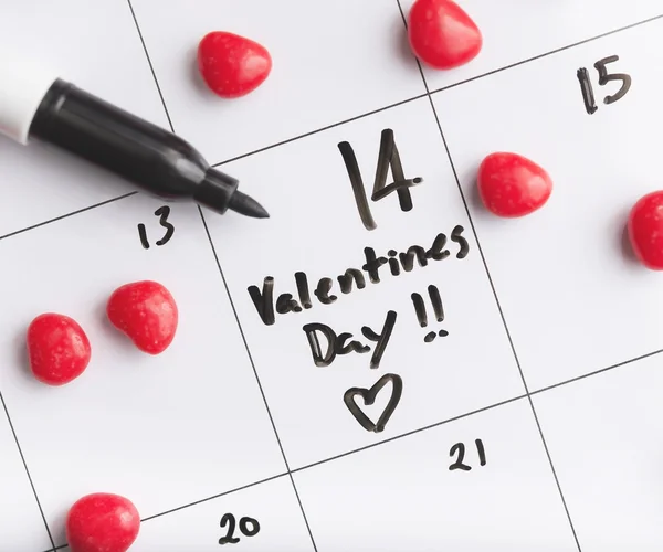 Valentines dag geschreven op een whiteboard kalender — Stockfoto