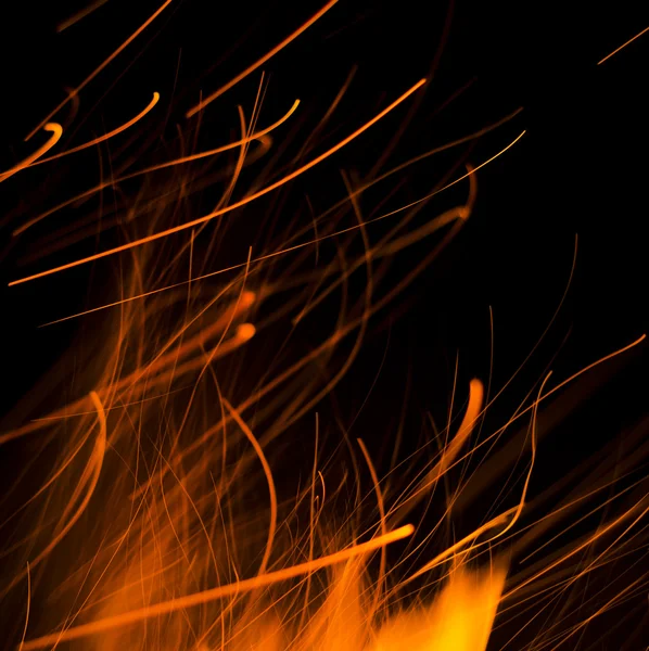 Искры, летящие из огня — стоковое фото