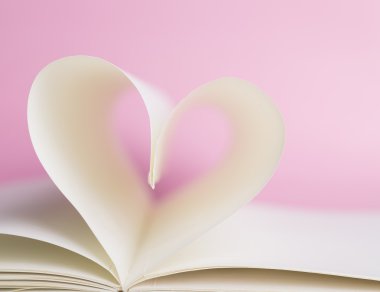 kitap sayfalarından yapılan kalp