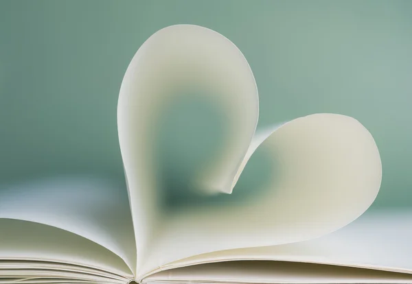 Herzform aus Buchseiten — Stockfoto