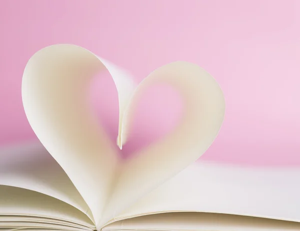 Heart made from books pages — Stock Photo, Image