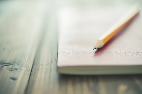 Lápiz y un cuaderno — Foto de Stock