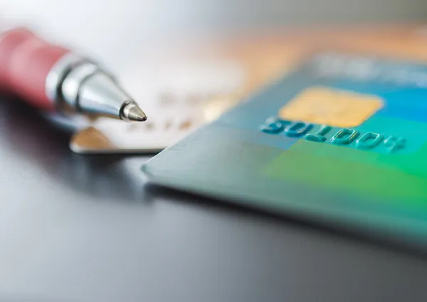 Credit cards en een pen — Stockfoto