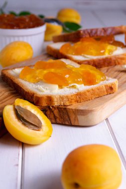 Kayısı reçelli ve taze meyveli basit bir kahvaltı tostu.