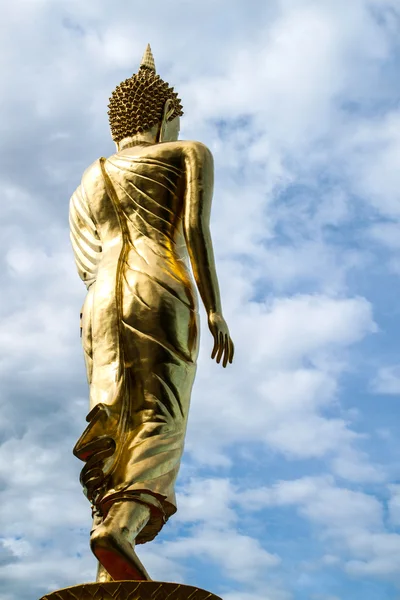 Buddha in piedi su una montagna Wat Phra That Khao Noi, Nan — Foto Stock