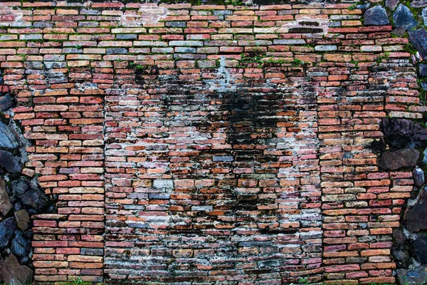 고 대 벽돌 벽 — 스톡 사진