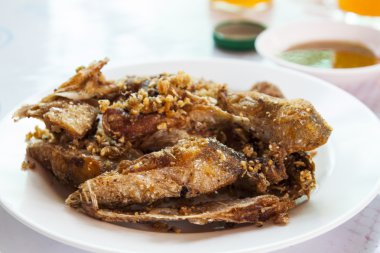 sheatfish tatlı su balık sarımsak ve biber ile