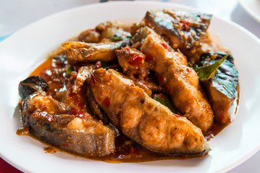 Tay tavada kızartılmış baharatlı sheatfish